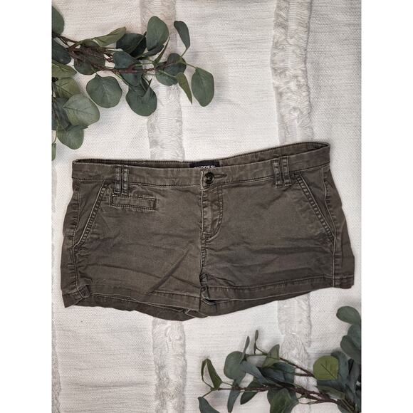 Express Shorts in Army Green - Picture 1 of 5